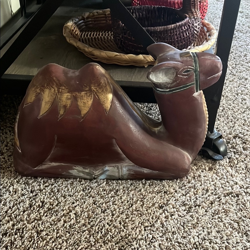 ▫️Camel Statue with Gold Accents